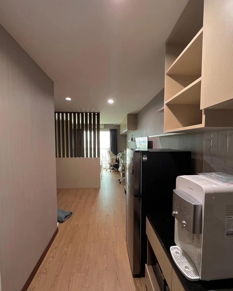 For sale: Asakan Place Srinakarin, high floor, open city view, on main road, can see the BTS, complete with built-in furniture. Reserve now!