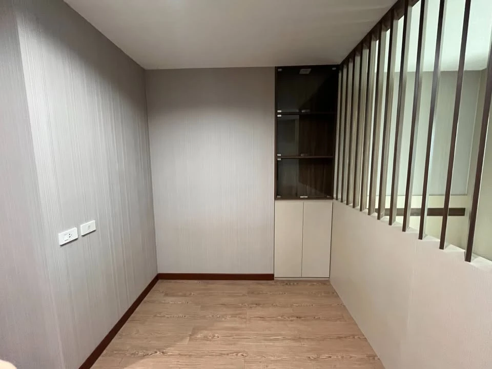 For sale: Asakan Place Srinakarin, high floor, open city view, on main road, can see the BTS, complete with built-in furniture. Reserve now!
