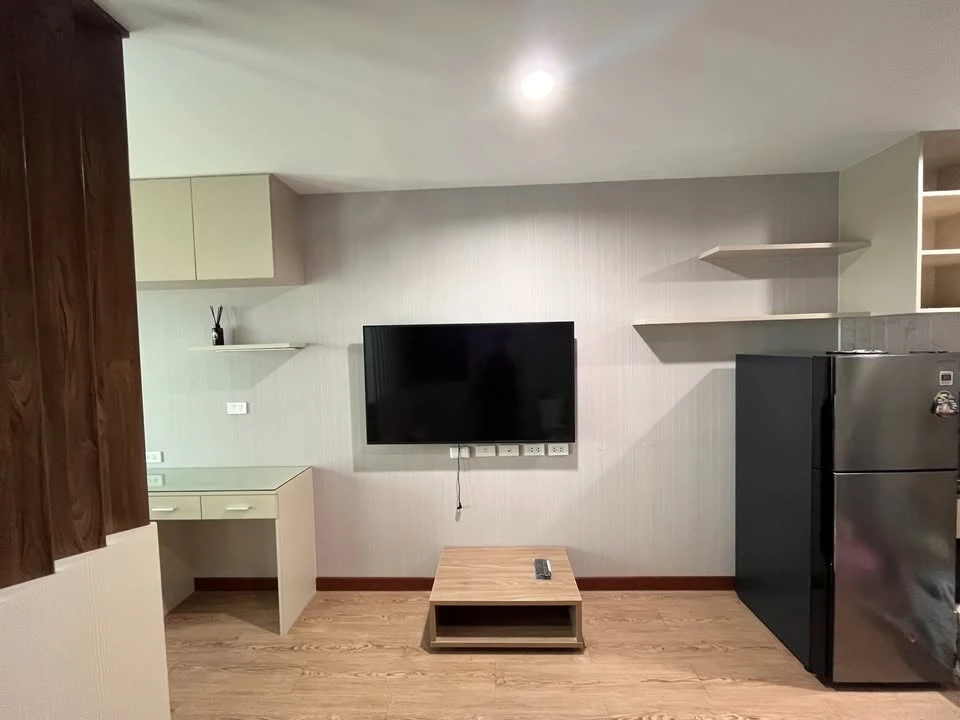 For sale: Asakan Place Srinakarin, high floor, open city view, on main road, can see the BTS, complete with built-in furniture. Reserve now!