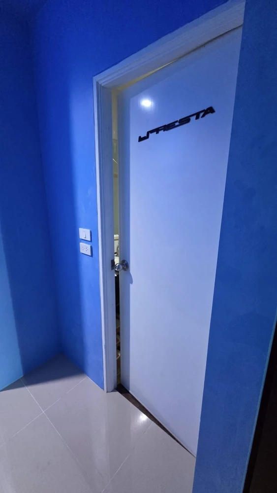 For sale: Asakan Place Srinakarin, very high floor, 27th floor, Makro Value side, room in a soothing blue tone, don't miss it.