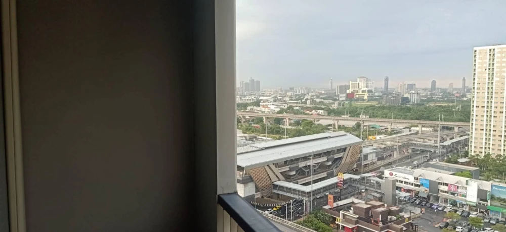 For sale Assakan Place Srinakarin, bright room, open view, easy on the eyes. Plus a built-in kitchen. Hurry and reserve before you miss out.
