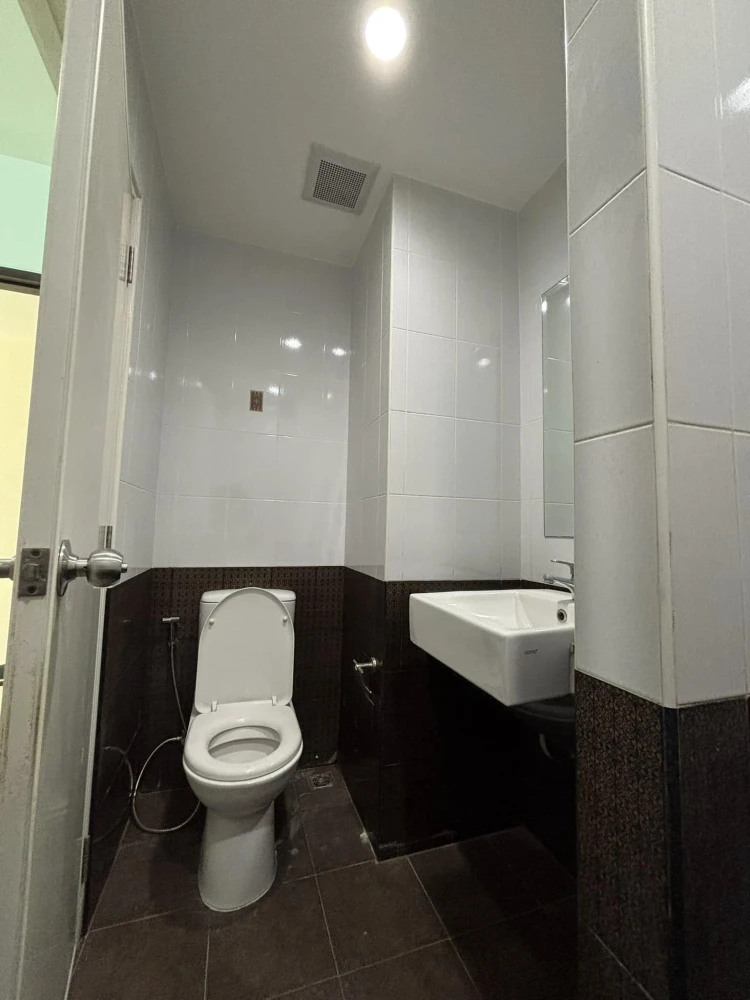 For sale Assakan Place Srinakarin, bright room, open view, easy on the eyes. Plus a built-in kitchen. Hurry and reserve before you miss out.