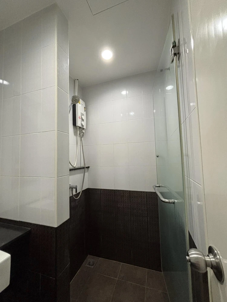 For sale Assakan Place Srinakarin, bright room, open view, easy on the eyes. Plus a built-in kitchen. Hurry and reserve before you miss out.