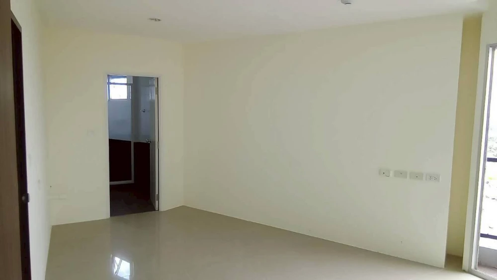 For sale: Assakarn Place Srinakarin, 23rd floor unit with beautiful high-floor views. The unit is clean, spacious, and unfurnished. Book quickly!