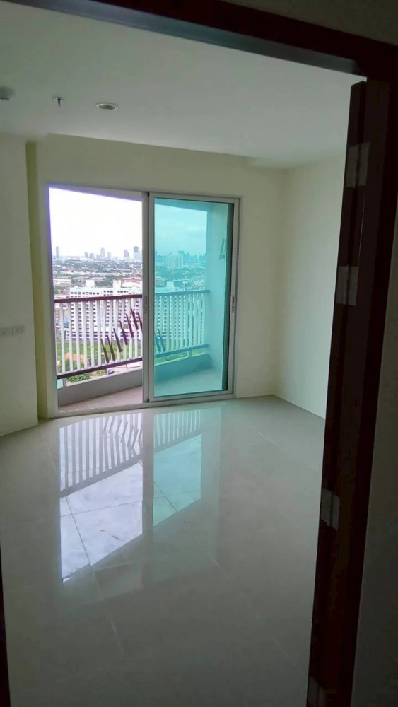 For sale: Assakarn Place Srinakarin, 23rd floor unit with beautiful high-floor views. The unit is clean, spacious, and unfurnished. Book quickly!
