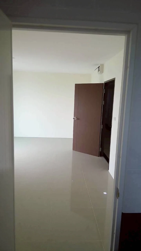 For sale: Assakarn Place Srinakarin, 23rd floor unit with beautiful high-floor views. The unit is clean, spacious, and unfurnished. Book quickly!