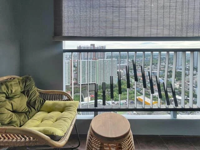 For sale: Asakan Place Srinakarin. The room is on a very high floor, with excellent ventilation and a stunning city view. The room is decorated in a s