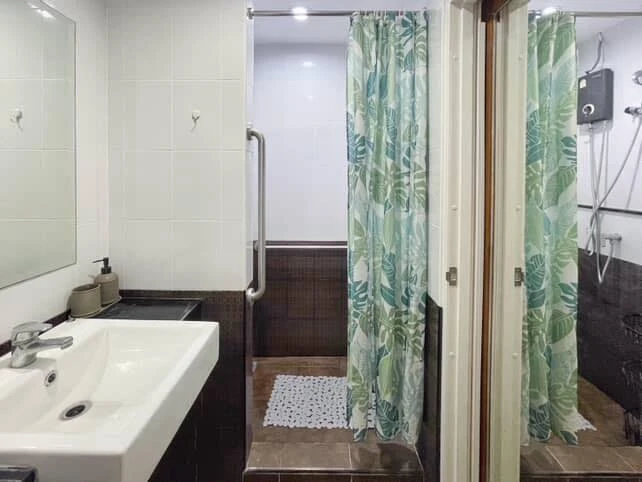 For sale: Asakan Place Srinakarin. The room is on a very high floor, with excellent ventilation and a stunning city view. The room is decorated in a s