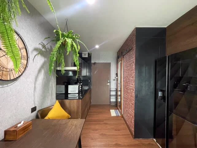 For sale: Asakan Place Srinakarin. The room is on a very high floor, with excellent ventilation and a stunning city view. The room is decorated in a s