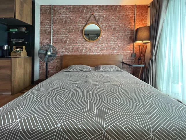 For sale: Asakan Place Srinakarin. The room is on a very high floor, with excellent ventilation and a stunning city view. The room is decorated in a s