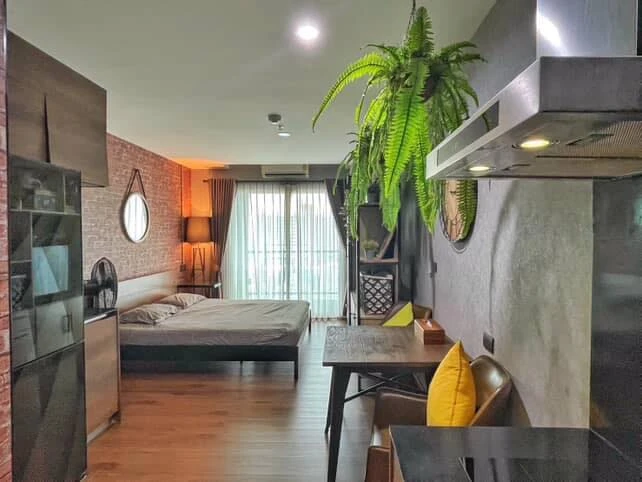 For sale: Asakan Place Srinakarin. The room is on a very high floor, with excellent ventilation and a stunning city view. The room is decorated in a s
