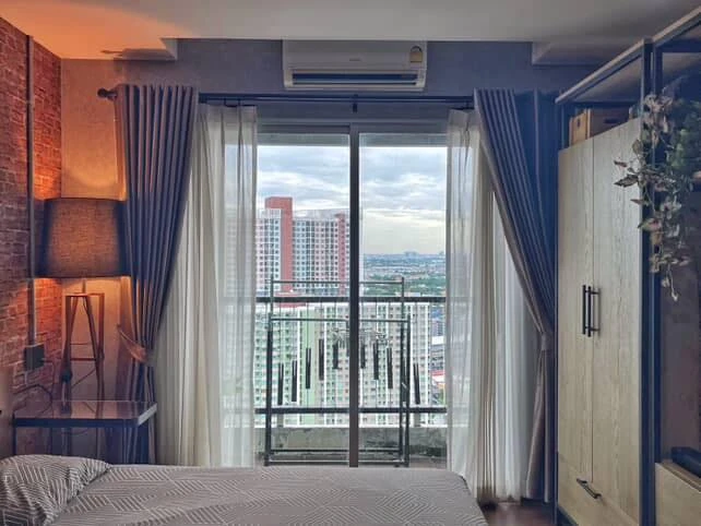 For sale: Asakan Place Srinakarin. The room is on a very high floor, with excellent ventilation and a stunning city view. The room is decorated in a s