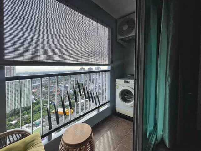 For sale: Asakan Place Srinakarin. The room is on a very high floor, with excellent ventilation and a stunning city view. The room is decorated in a s