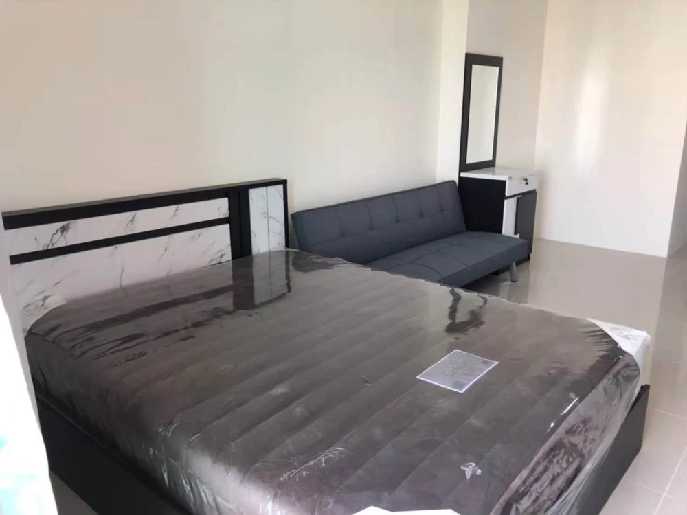 For sale: Assakarn Place Srinakarin. Located on a very high floor with a stunning city view. Comes fully furnished—book now before it’s gone!