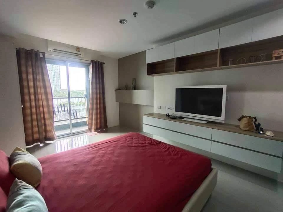 Selling a studio apartment at Assakarn Place Srinakarin, fully furnished with high-quality furniture. You can't resist booking this!
