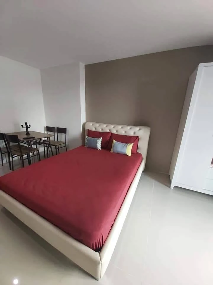 Selling a studio apartment at Assakarn Place Srinakarin, fully furnished with high-quality furniture. You can't resist booking this!