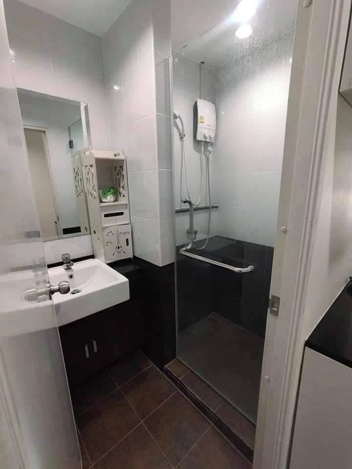 Selling a studio apartment at Assakarn Place Srinakarin, fully furnished with high-quality furniture. You can't resist booking this!