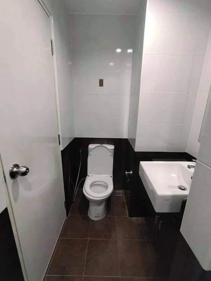 Selling a studio apartment at Assakarn Place Srinakarin, fully furnished with high-quality furniture. You can't resist booking this!
