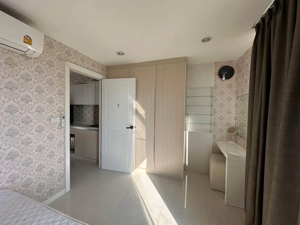 For sale: Element Srinakarin, 6th floor, size 40 sq m., corner room, fully furnished, beautiful wallpaper throughout the room, don't miss out.