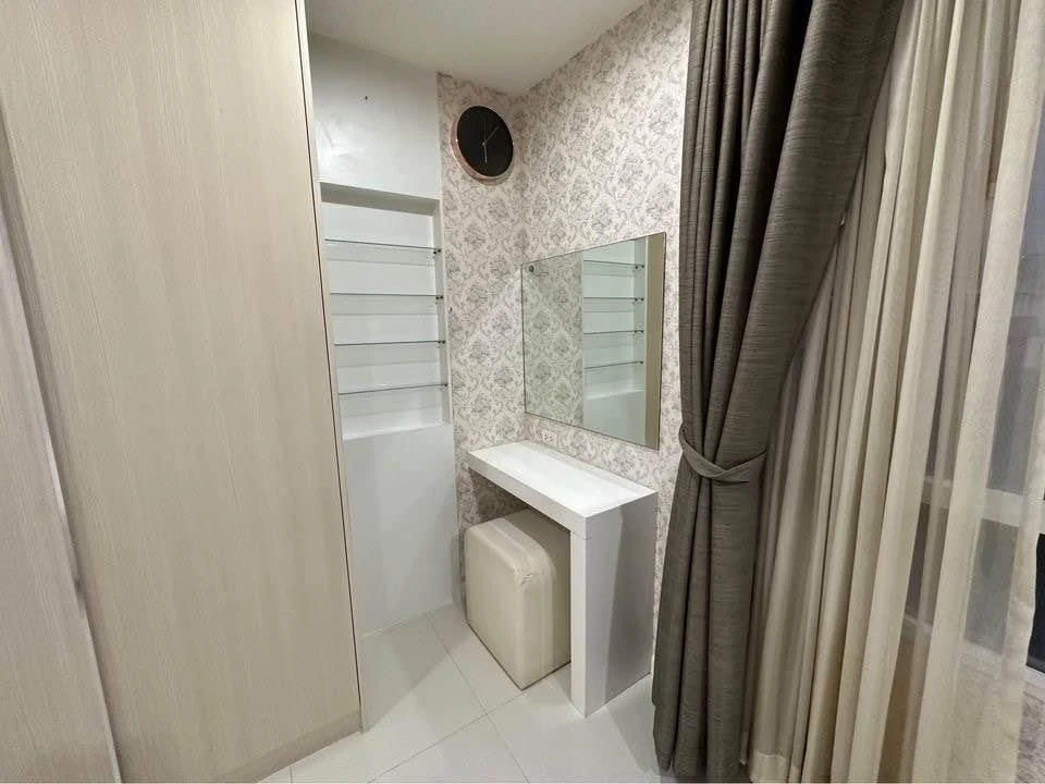 For sale: Element Srinakarin, 6th floor, size 40 sq m., corner room, fully furnished, beautiful wallpaper throughout the room, don't miss out.