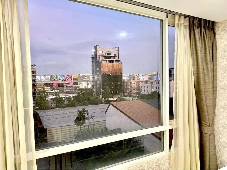 For sale: Element Srinakarin, 6th floor, size 40 sq m., corner room, fully furnished, beautiful wallpaper throughout the room, don't miss out.