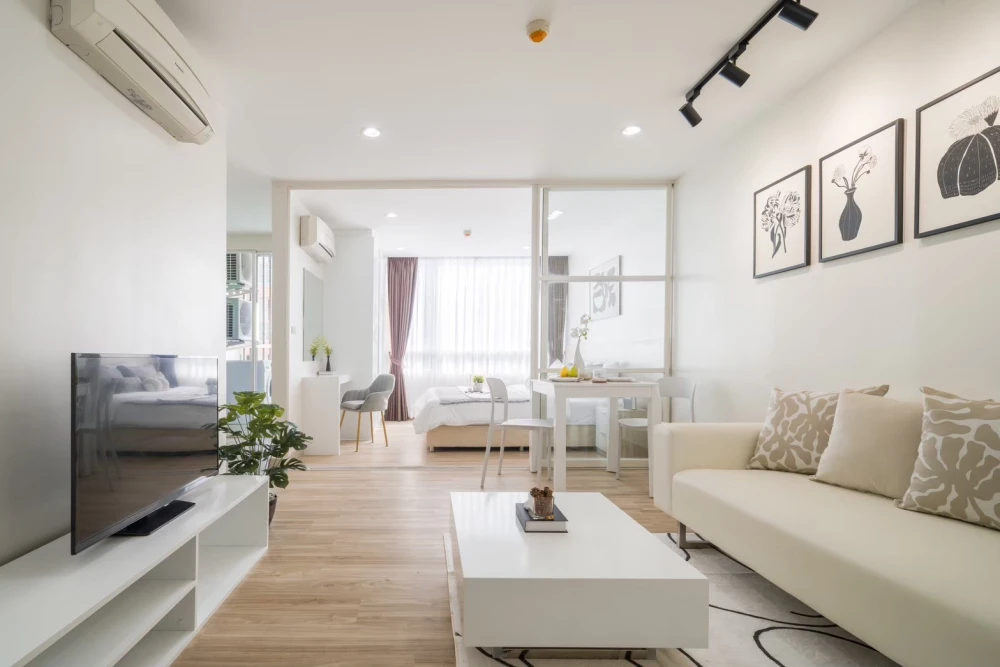For sale: Element Srinakarin, a lovely room decorated in clean white tones. Hurry and book now before you miss out++