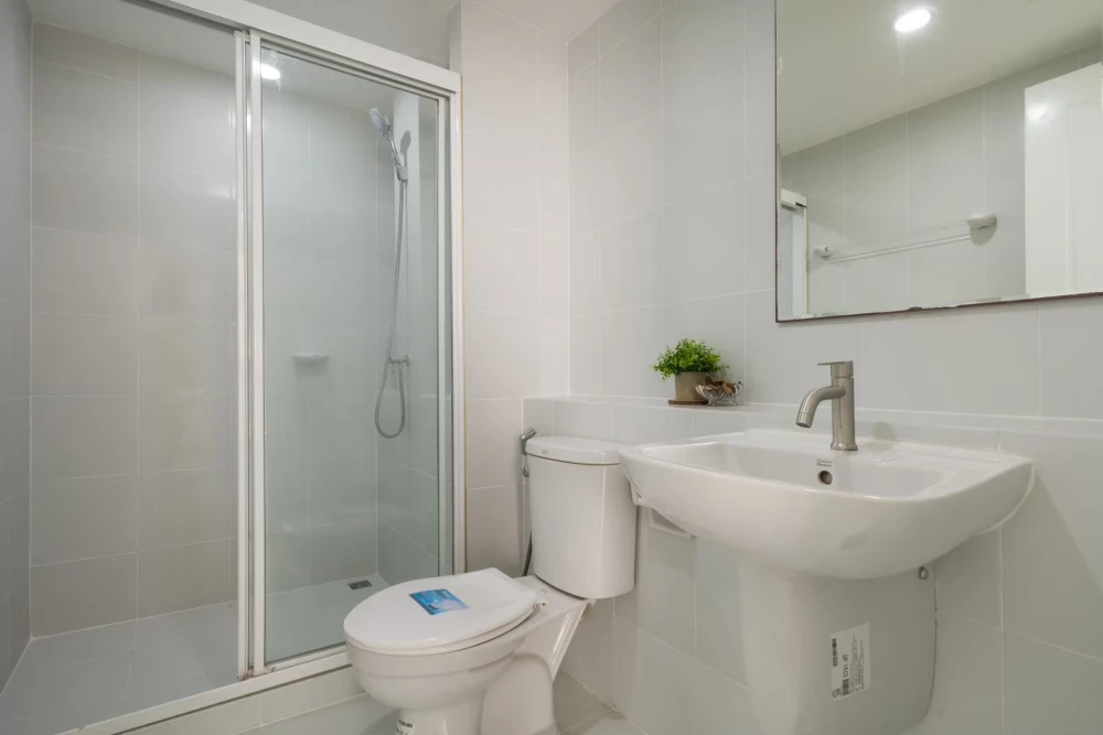 For sale: Element Srinakarin, a lovely room decorated in clean white tones. Hurry and book now before you miss out++