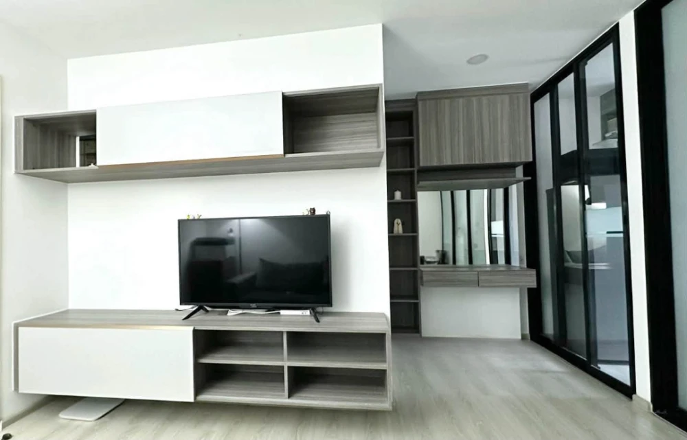 For sale: Kensington Phaholyothin 63. Morning sun, unobstructed BTS view, located at the end of the hallway on the top floor. Quiet and peaceful, near