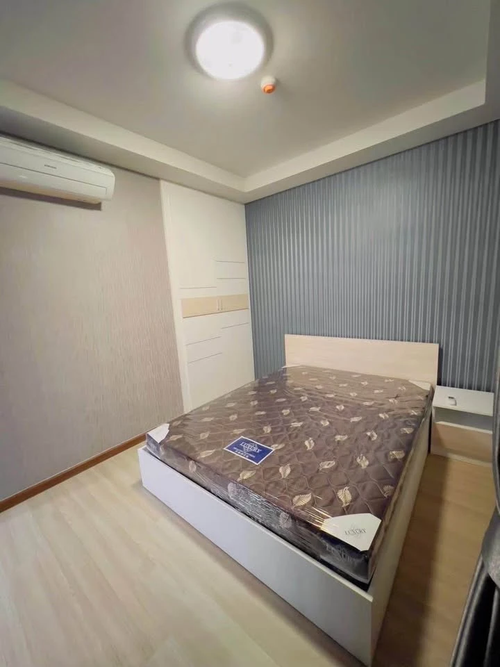 For sale: J Condo Sathorn-Kanlapaphruek, fully furnished and ready to move in. Just bring your bags and you can move in right away. Don't hesitate.