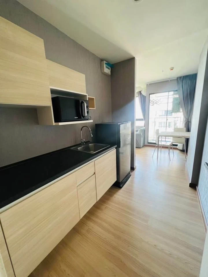 For sale: J Condo Sathorn-Kanlapaphruek, fully furnished and ready to move in. Just bring your bags and you can move in right away. Don't hesitate.