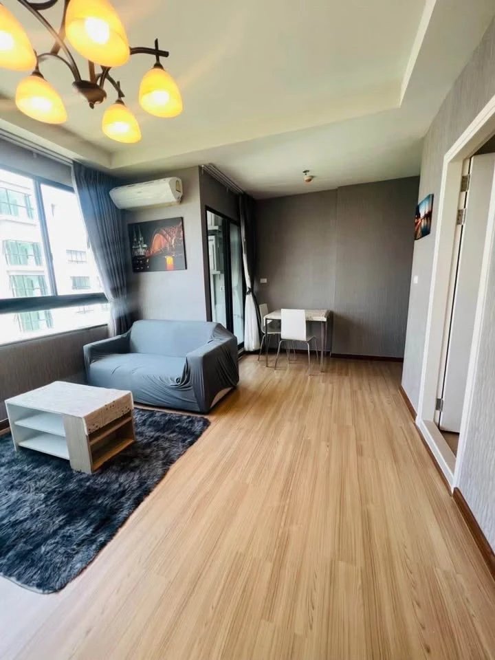 For sale: J Condo Sathorn-Kanlapaphruek, fully furnished and ready to move in. Just bring your bags and you can move in right away. Don't hesitate.