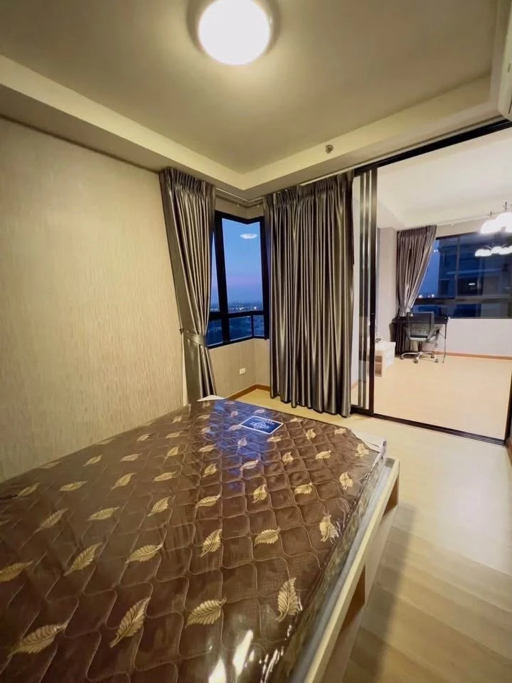 For sale: J Condo Sathorn-Kanlapaphruek, fully furnished and ready to move in. Just bring your bags and you can move in right away. Don't hesitate.