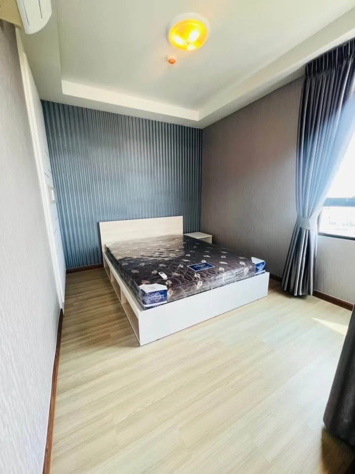 For sale: J Condo Sathorn-Kanlapaphruek, fully furnished and ready to move in. Just bring your bags and you can move in right away. Don't hesitate.