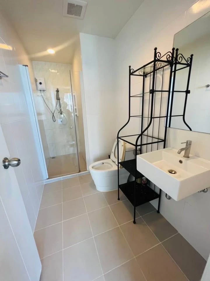 For sale: J Condo Sathorn-Kanlapaphruek, fully furnished and ready to move in. Just bring your bags and you can move in right away. Don't hesitate.