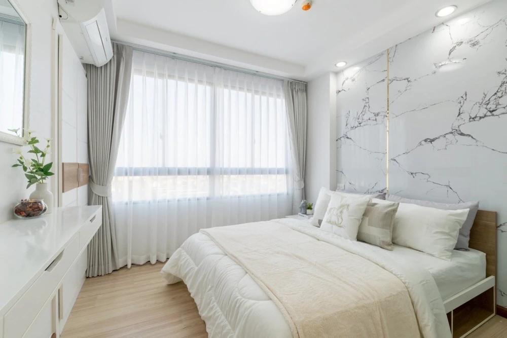 For sale: J Condo Sathorn-Kanlapaphruek. Beautiful and comfortable unit with complete amenities. Just bring your belongings and move in! Book now befo