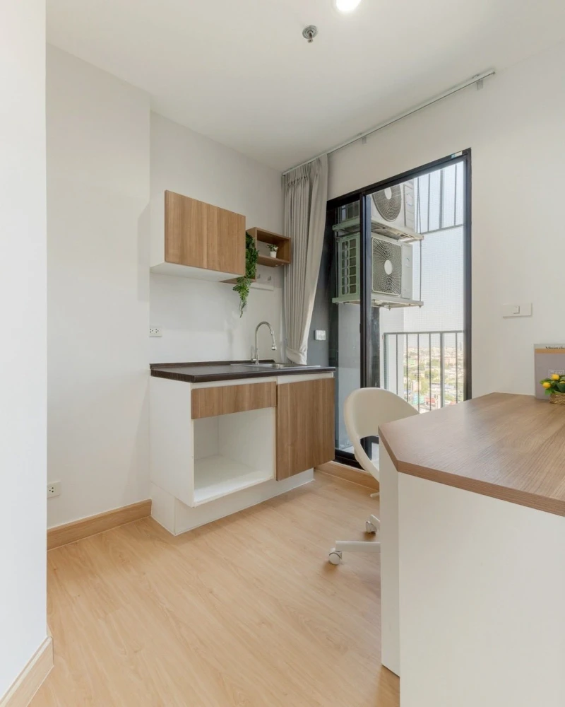For sale: J Condo Sathorn-Kanlapaphruek. Beautiful and comfortable unit with complete amenities. Just bring your belongings and move in! Book now befo