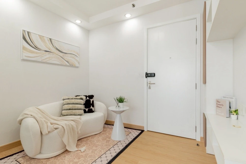 For sale: J Condo Sathorn-Kanlapaphruek. Beautiful and comfortable unit with complete amenities. Just bring your belongings and move in! Book now befo