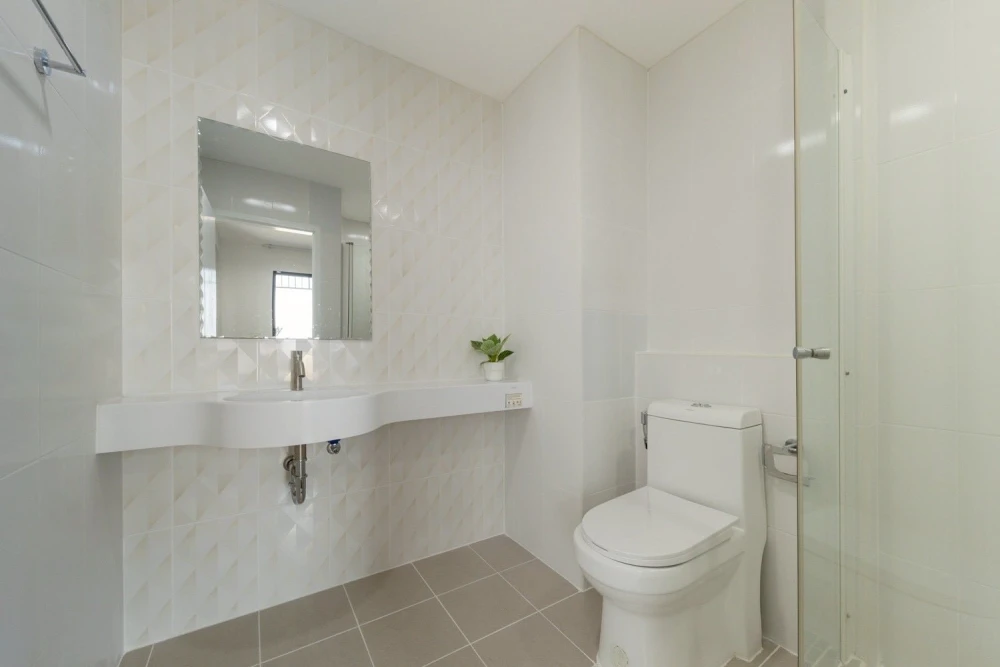 For sale: J Condo Sathorn-Kanlapaphruek. Beautiful and comfortable unit with complete amenities. Just bring your belongings and move in! Book now befo