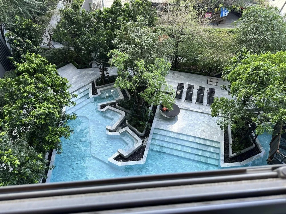 For sale, for rent, Ideo new rama 9, beautifully decorated room, 6th floor, full view of the pool, come and own this place today.