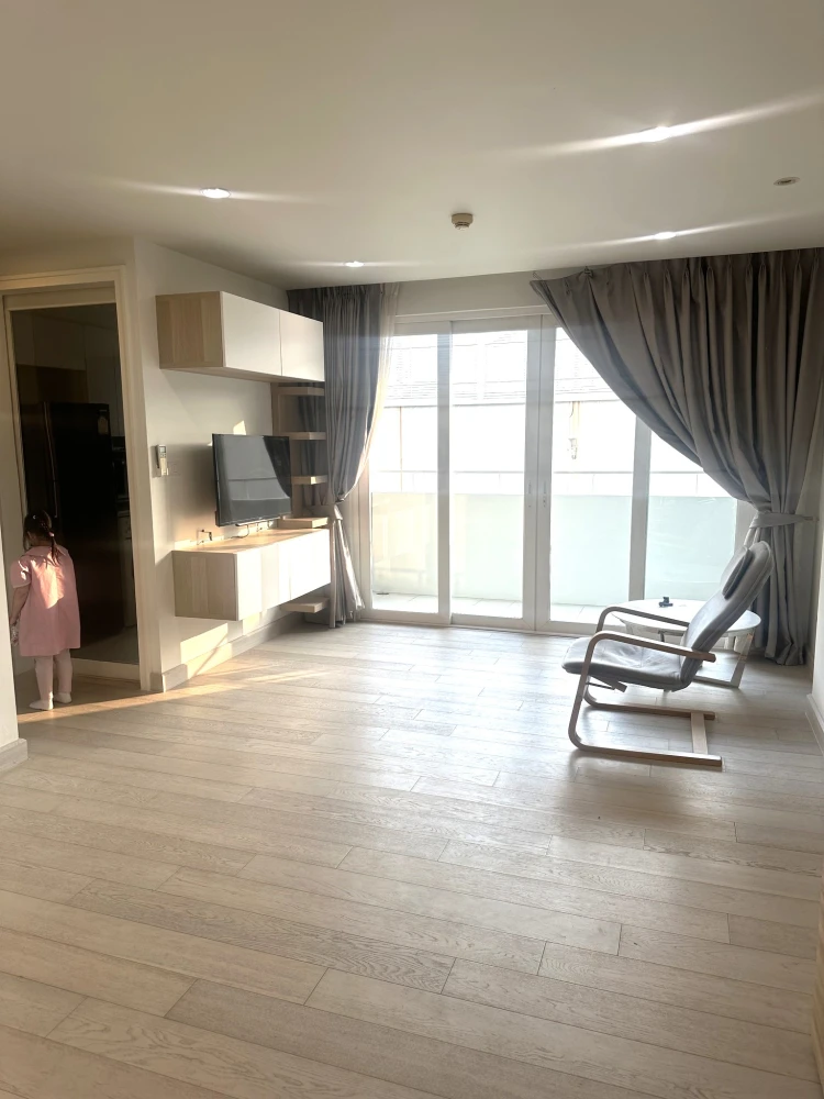 For sale, for rent: The Bangkok Sathorn-Taksin 2 bedrooms, 2 bathrooms, 1st floor, view of the back of the building, see white walls, pleasing to the