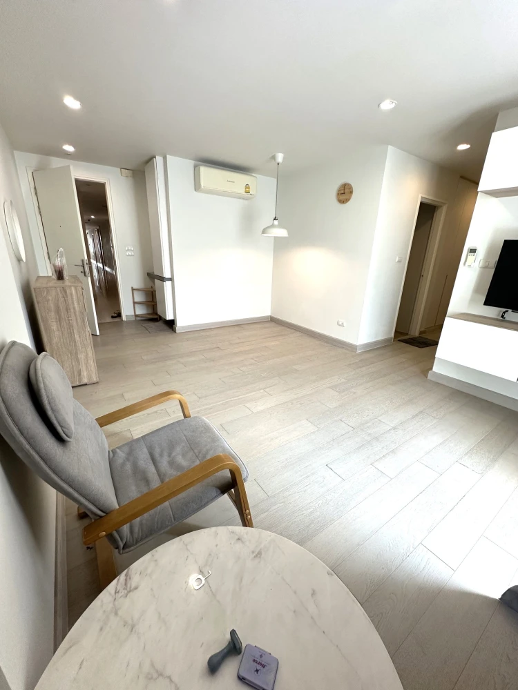 For sale, for rent: The Bangkok Sathorn-Taksin 2 bedrooms, 2 bathrooms, 1st floor, view of the back of the building, see white walls, pleasing to the