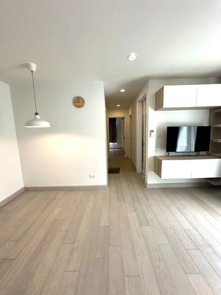 For sale, for rent: The Bangkok Sathorn-Taksin 2 bedrooms, 2 bathrooms, 1st floor, view of the back of the building, see white walls, pleasing to the