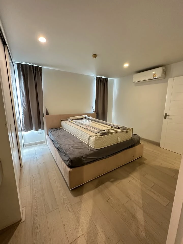 For sale, for rent: The Bangkok Sathorn-Taksin 2 bedrooms, 2 bathrooms, 1st floor, view of the back of the building, see white walls, pleasing to the