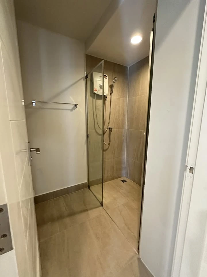 For sale, for rent: The Bangkok Sathorn-Taksin 2 bedrooms, 2 bathrooms, 1st floor, view of the back of the building, see white walls, pleasing to the