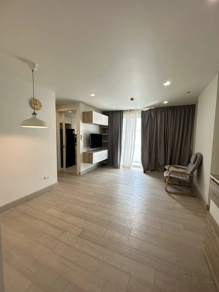 For sale, for rent: The Bangkok Sathorn-Taksin 2 bedrooms, 2 bathrooms, 1st floor, view of the back of the building, see white walls, pleasing to the