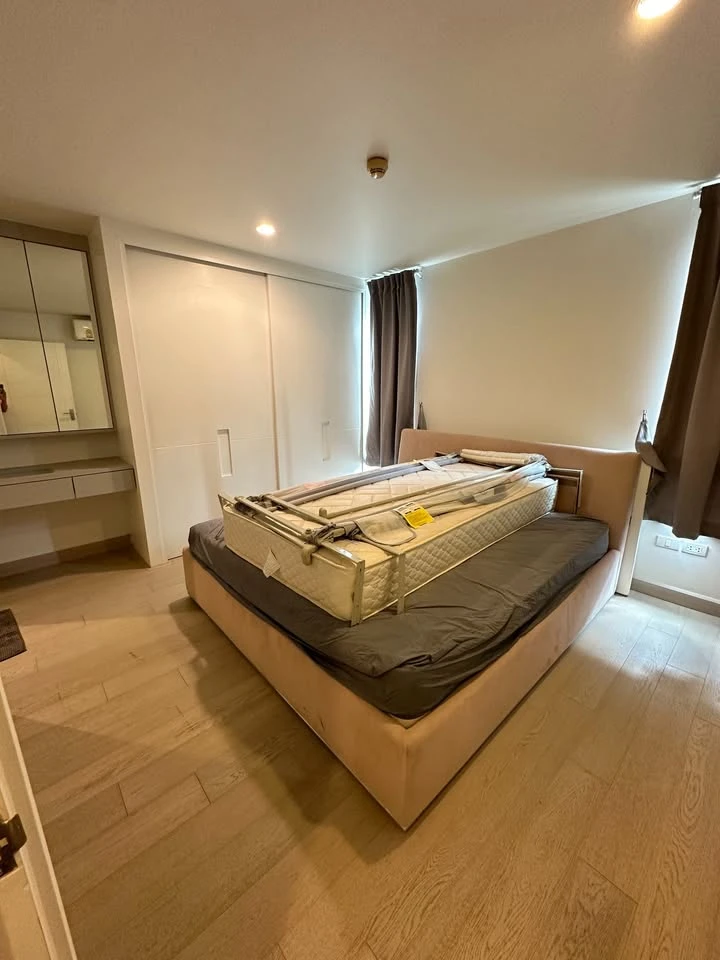 For sale, for rent: The Bangkok Sathorn-Taksin 2 bedrooms, 2 bathrooms, 1st floor, view of the back of the building, see white walls, pleasing to the