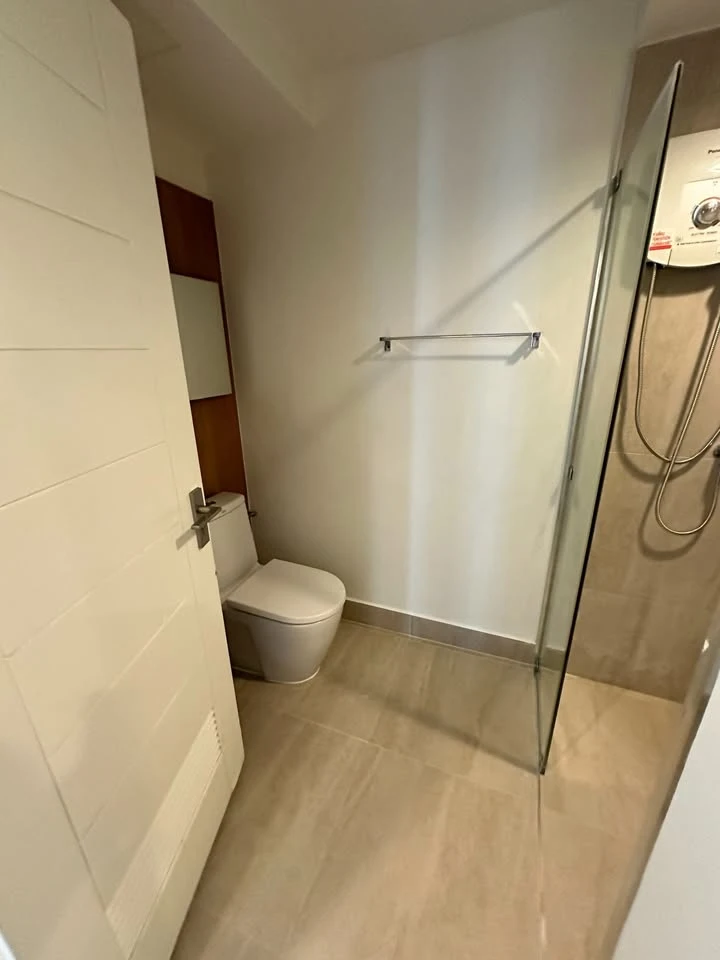 For sale, for rent: The Bangkok Sathorn-Taksin 2 bedrooms, 2 bathrooms, 1st floor, view of the back of the building, see white walls, pleasing to the