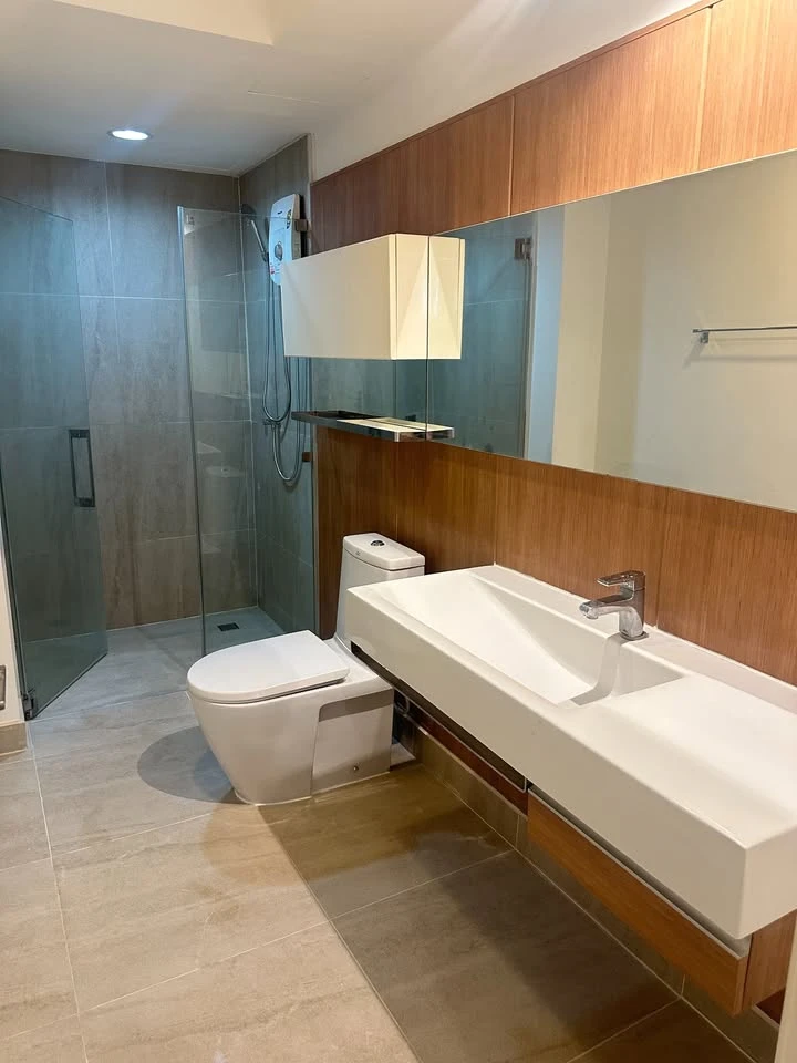 For sale, for rent: The Bangkok Sathorn-Taksin 2 bedrooms, 2 bathrooms, 1st floor, view of the back of the building, see white walls, pleasing to the