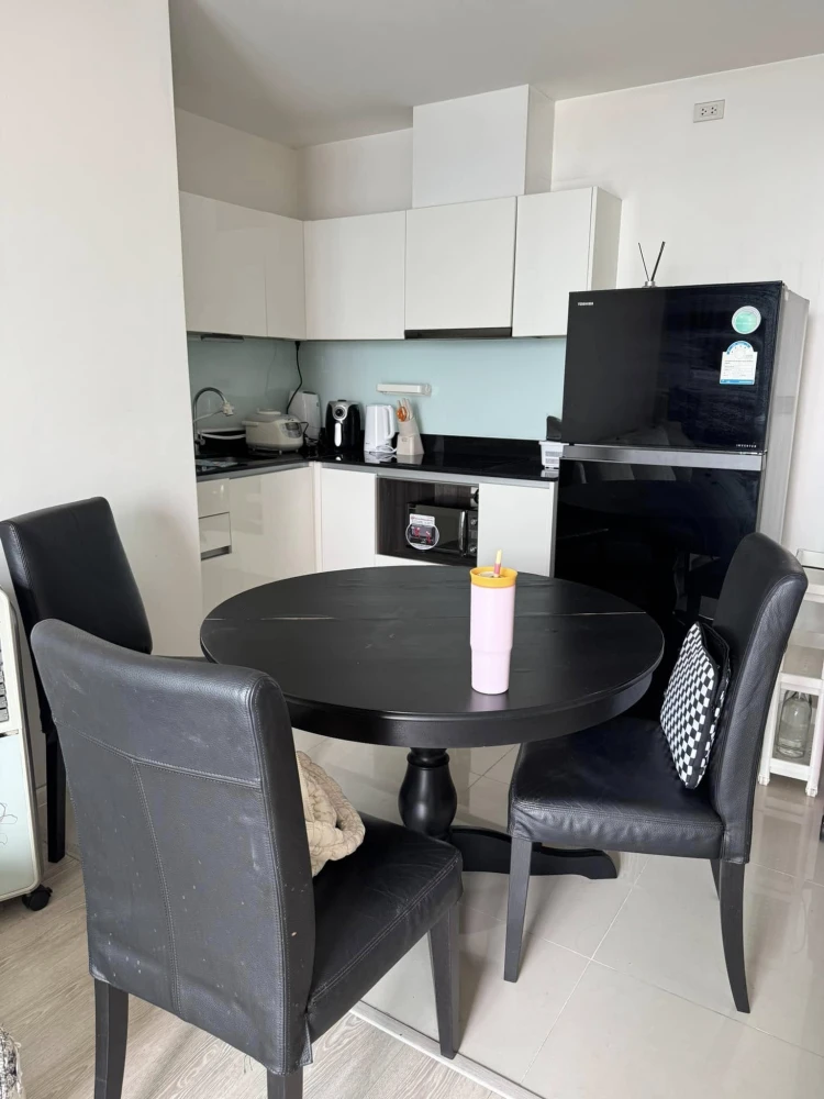 For sale rent Quinn Ratchada 17, corner room, very quiet, 2 bedrooms, 2 bathrooms, furnished + electrical appliances, hurry up and grab it.