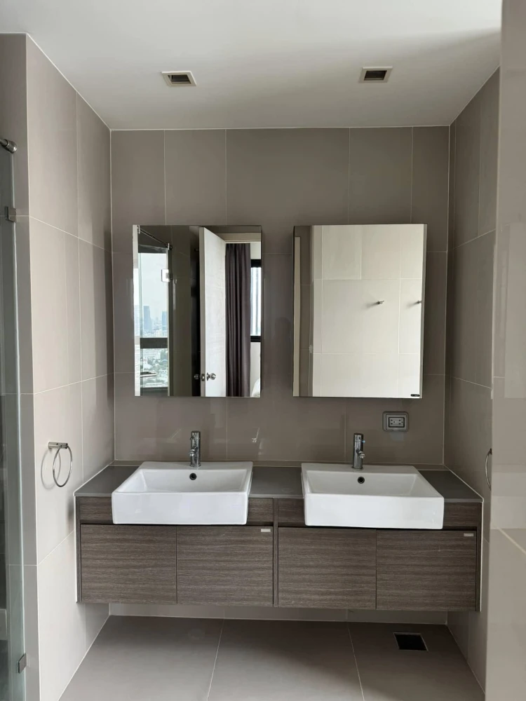 For sale rent Quinn Ratchada 17, corner room, very quiet, 2 bedrooms, 2 bathrooms, furnished + electrical appliances, hurry up and grab it.
